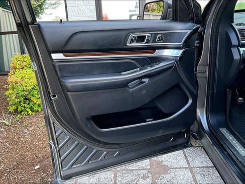 Used 2017 Ford Explorer Limited w/ Equipment Group 301A FWD image 17