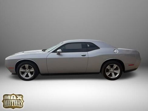 Used 2016 Dodge Challenger SXT image 10