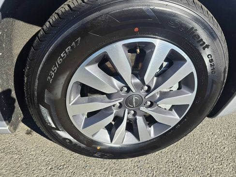 Used 2023 Chrysler Pacifica Touring-L image 9