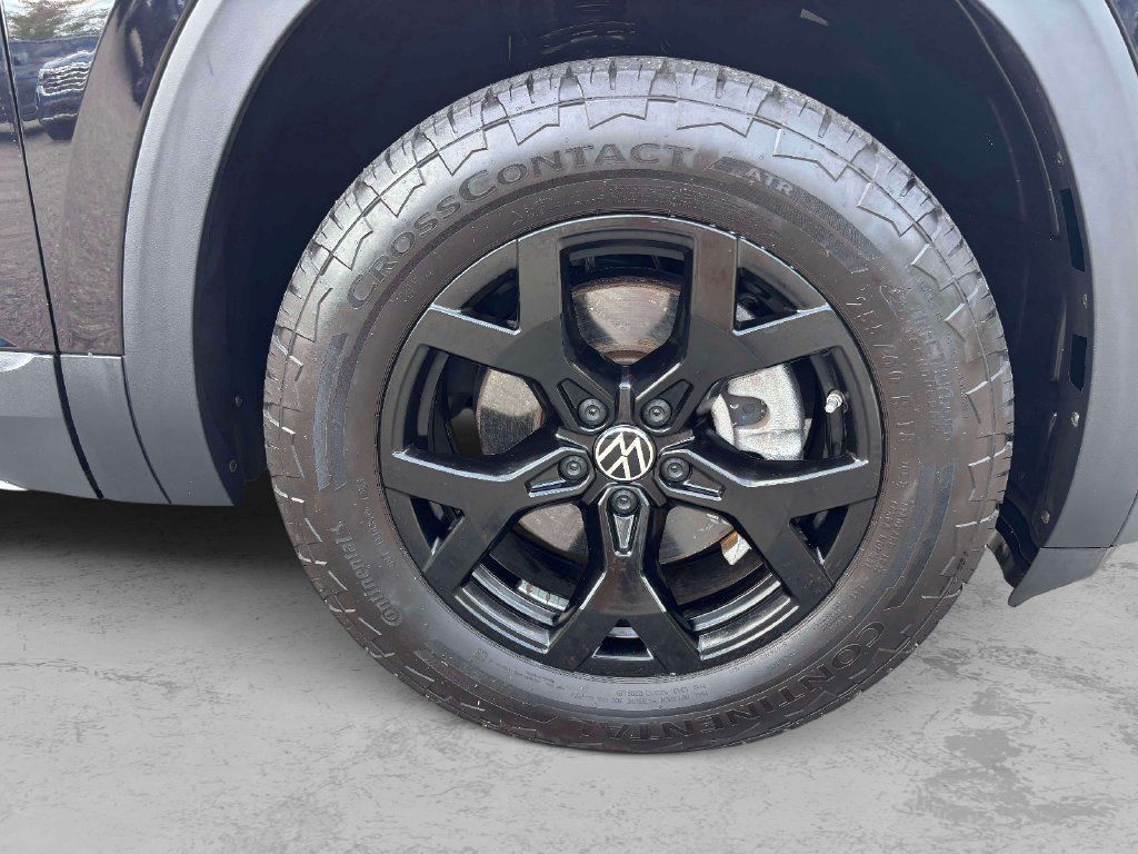 Used 2024 Volkswagen Atlas Peak Edition SE AWD/4WD image 38