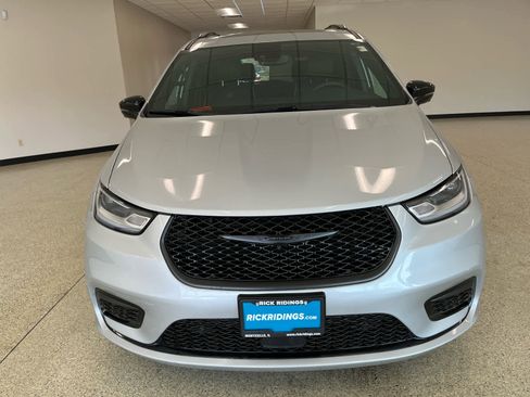 Used 2023 Chrysler Pacifica Limited w/ Uconnect Theater Family Group image 2