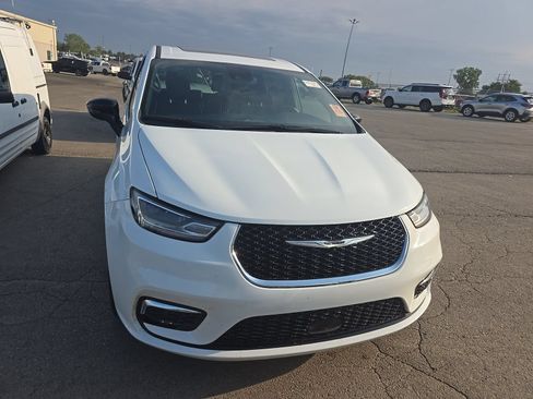 Used 2026 Chrysler Pacifica Limited FWD image 2