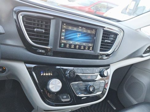 Used 2020 Chrysler Pacifica Touring-L image 25