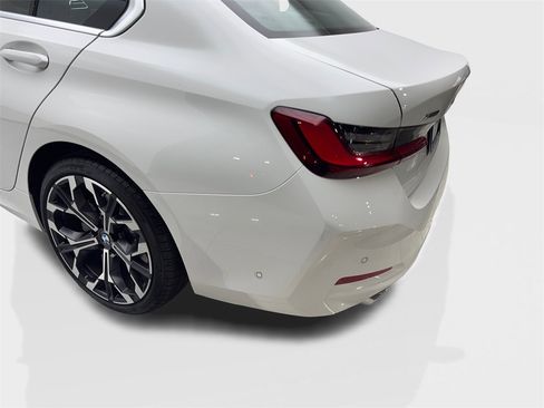 Used 2025 BMW 330i xDrive Sedan w/ Premium Package image 17