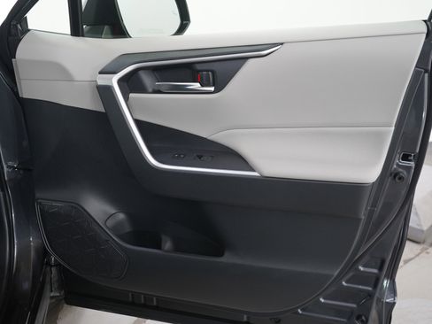 Used 2025 Toyota RAV4 XLE AWD/4WD image 11