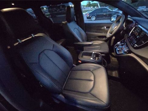 Used 2026 Chrysler Pacifica Select image 7