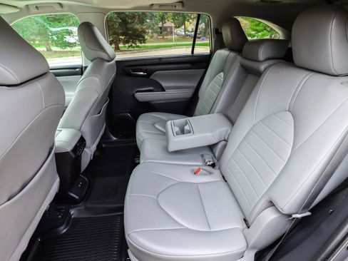 Used 2020 Toyota Highlander XLE image 42