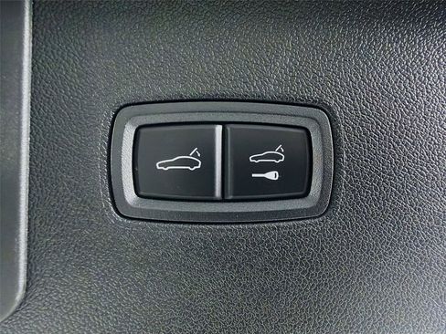 Certified 2022 Porsche Cayenne Platinum Edition image 24