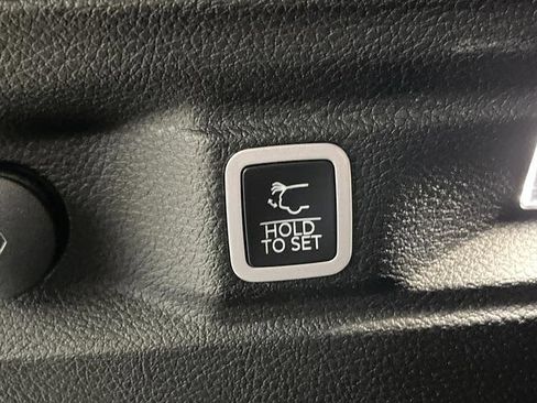 Used 2025 Jeep Grand Cherokee L Limited w/ Luxury Tech Group II image 16