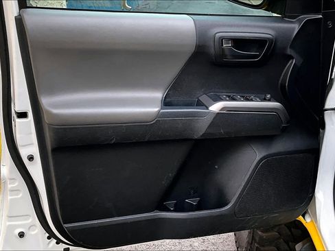 Used 2021 Toyota Tacoma SR5 AWD/4WD image 21