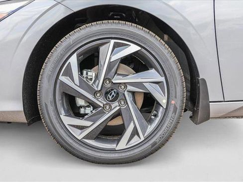 New 2025 Hyundai Elantra SEL image 9