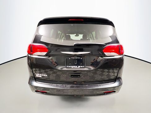 Used 2023 Chrysler Voyager LX image 6