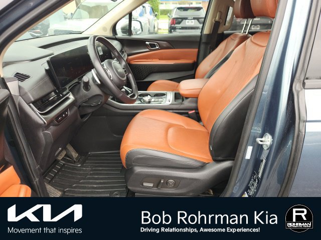 Used 2025 Kia Carnival SX w/ SX Dark Edition Package FWD image 9
