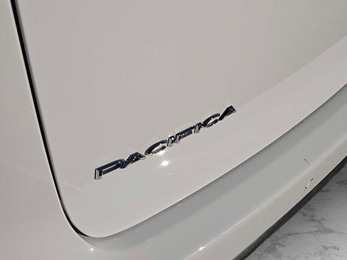 Used 2024 Chrysler Pacifica Touring-L image 11