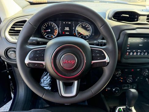 Used 2018 Jeep Renegade Latitude w/ Popular Equipment Group AWD/4WD image 22