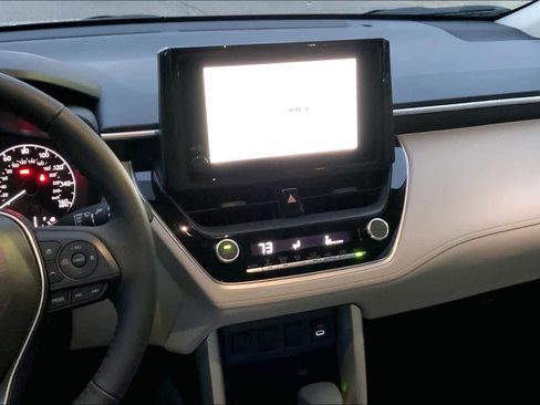 Used 2025 Toyota Corolla Cross LE FWD image 7