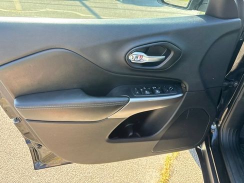 Used 2019 Jeep Cherokee Latitude w/ Cold Weather Group AWD/4WD image 14