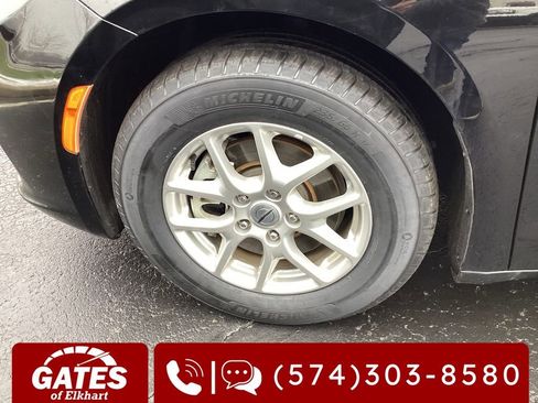 Used 2024 Chrysler Pacifica Touring-L image 34