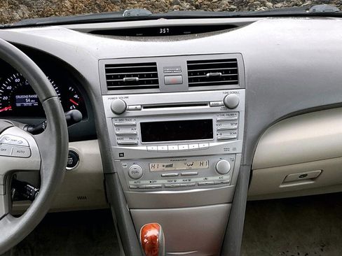 Used 2010 Toyota Camry XLE image 6