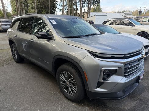 Used 2024 Chevrolet Traverse LT image 1