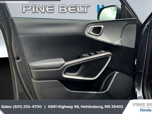 Used 2025 Kia Soul LX image 17