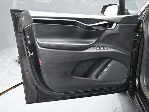 Used 2018 Tesla Model X 75D image 42