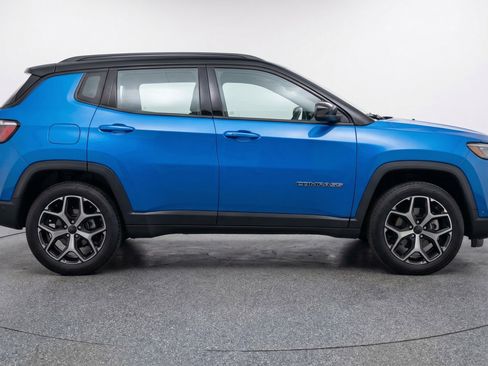 Used 2025 Jeep Compass Limited image 11