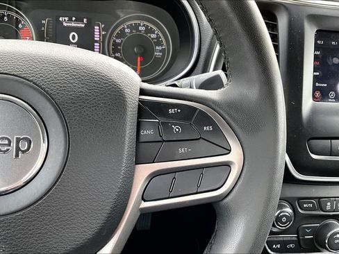 Used 2021 Jeep Cherokee Latitude Plus AWD/4WD image 13