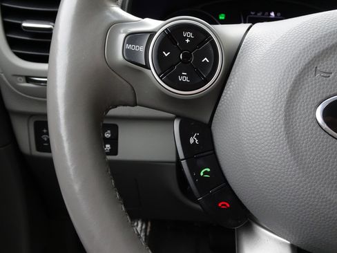 Used 2017 Kia Soul EV + image 18