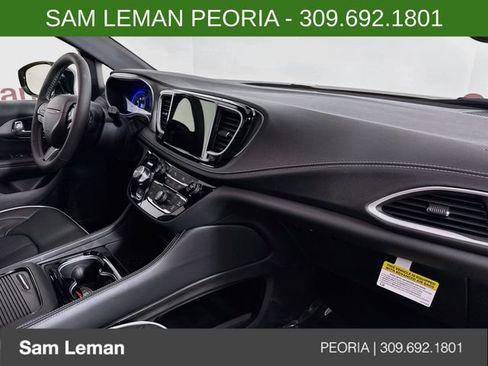 New 2027 Chrysler Pacifica Limited FWD image 30