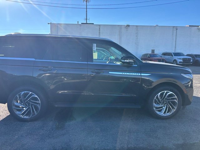 New 2027 Lincoln Navigator Premiere AWD/4WD image 3