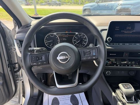 Used 2023 Nissan Rogue SV FWD image 17