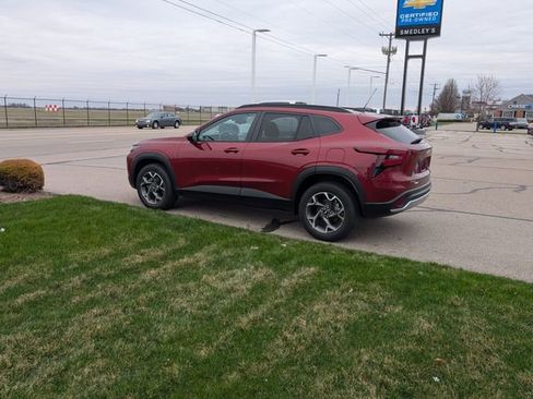 Used 2024 Chevrolet Trax LT w/ Driver Confidence Package image 9