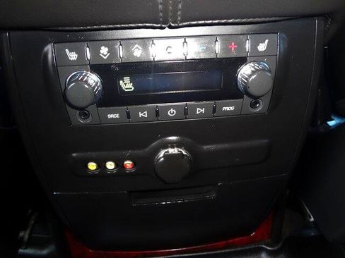 Used 2011 Cadillac Escalade Premium image 17