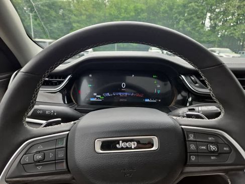 Used 2023 Jeep Grand Cherokee 4WD 4xe w/ Luxury Tech Group II image 14