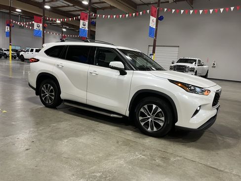 Used 2021 Toyota Highlander XLE image 7