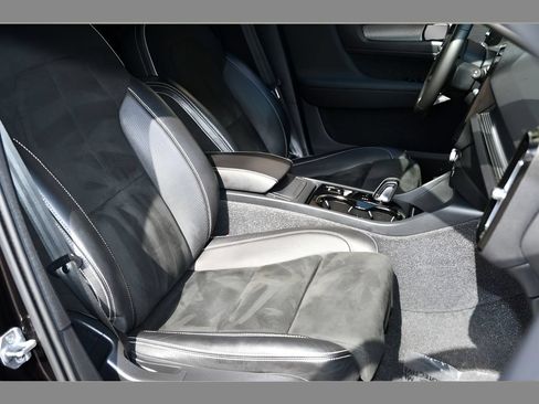 Used 2021 Volvo XC40 T5 R-Design w/ Advanced Package AWD/4WD image 31