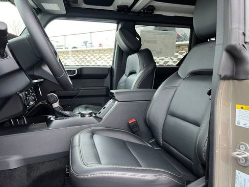 Used 2025 Ford Bronco Badlands image 4