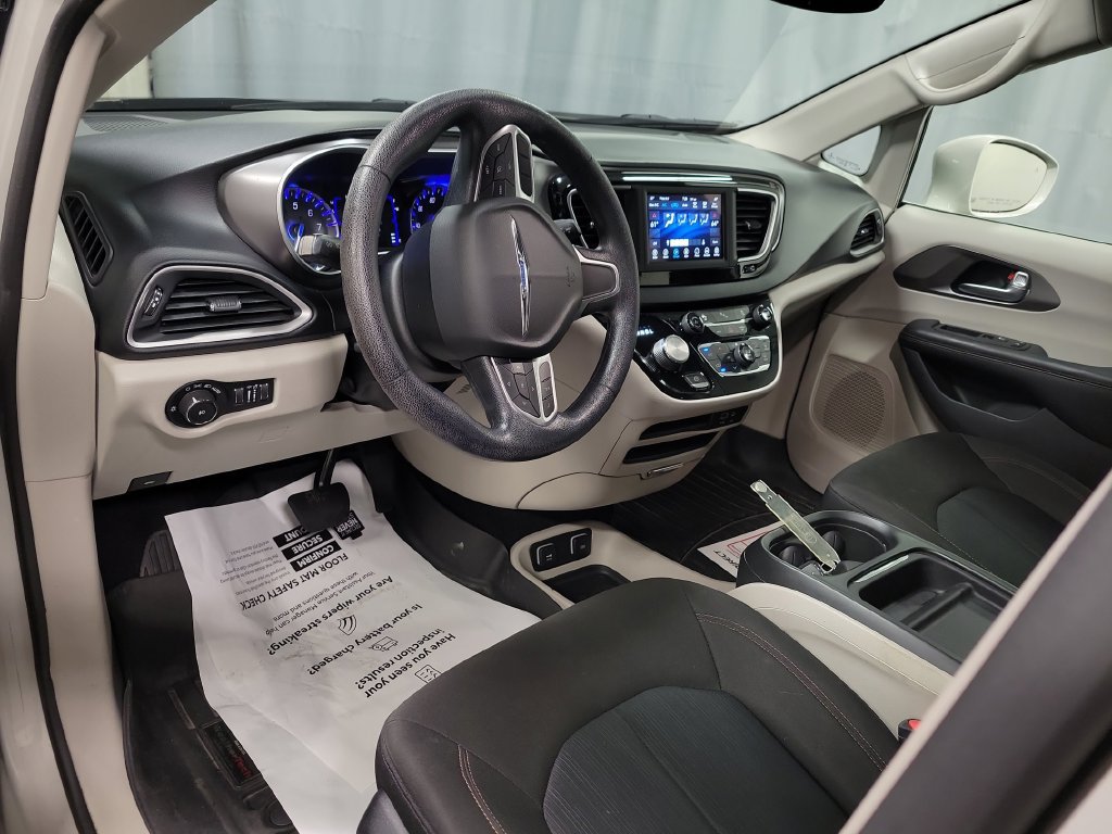 Used 2020 Chrysler Pacifica Touring FWD image 17