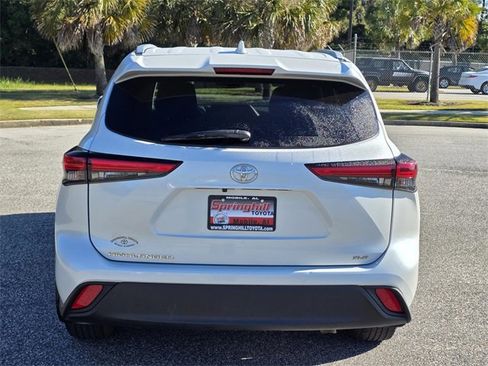 Used 2023 Toyota Highlander XLE image 3