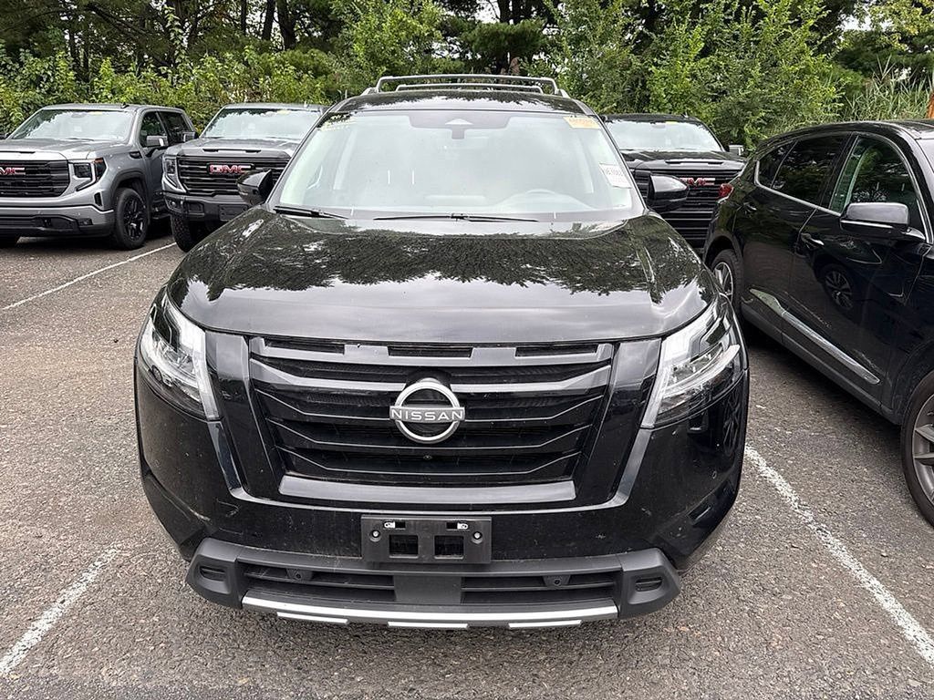 Used 2024 Nissan Pathfinder SL w/ Black Appearance Package AWD/4WD image 2
