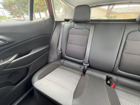 Used 2025 Chevrolet Trax LT w/ LT Convenience Package FWD image 31
