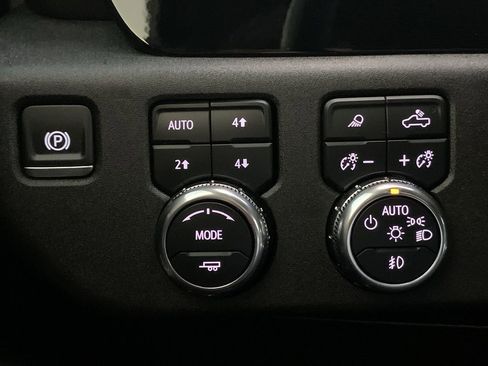 Used 2024 GMC Sierra 3500 SLT w/ SLT Premium Package image 18