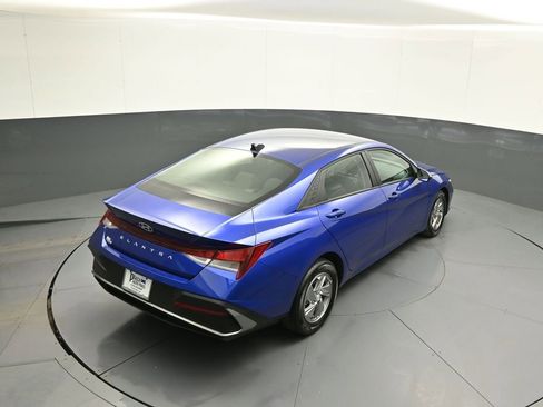 Used 2025 Hyundai Elantra SE FWD image 36