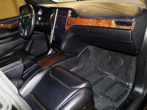 Used 2020 Tesla Model X image 88