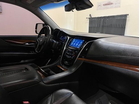 Used 2018 Cadillac Escalade Luxury RWD image 15