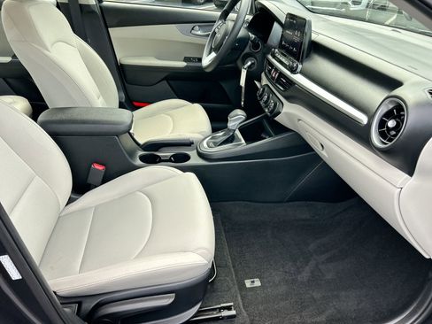 Used 2023 Kia Forte LXS image 22