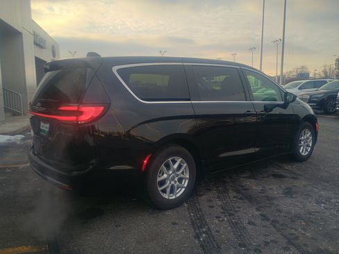 Used 2024 Chrysler Pacifica Touring-L image 13