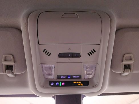 Used 2024 GMC Terrain SLT image 33