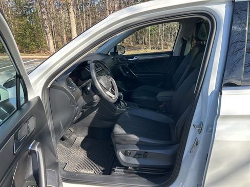Used 2023 Volkswagen Tiguan SE w/ Panoramic Sunroof Package image 11